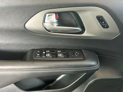 Used 2025 Chrysler Pacifica Select FWD image 11