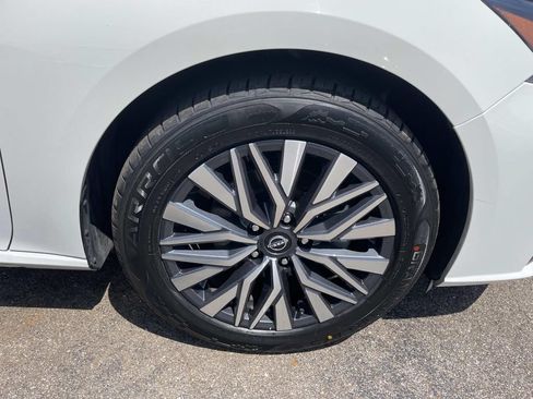Used 2025 Nissan Altima 2.5 SV FWD image 12
