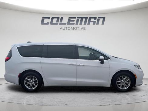 Used 2023 Chrysler Pacifica Touring-L FWD image 4