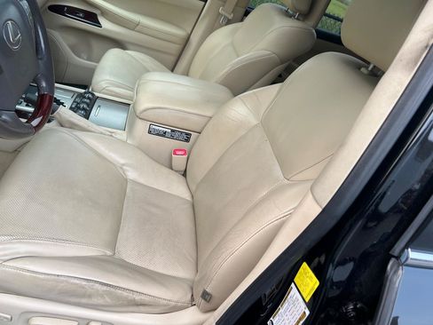 Used 2013 Lexus LX 570 4WD w/ Luxury Pkg image 21