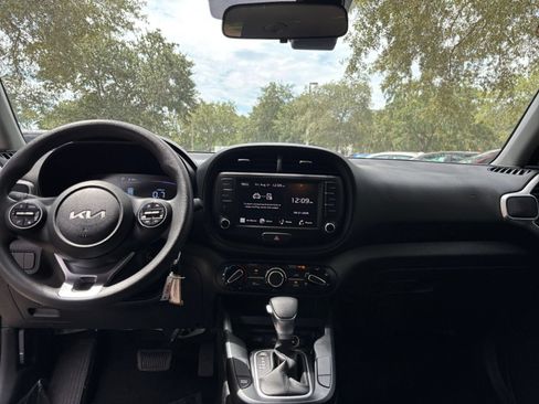 Used 2025 Kia Soul LX w/ LX Technology Package FWD image 31