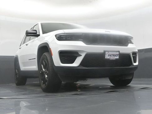 Used 2025 Jeep Grand Cherokee Altitude AWD/4WD image 46