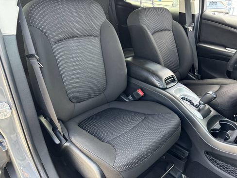 Used 2019 Dodge Journey SE FWD image 8
