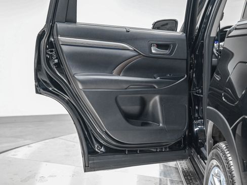 Used 2018 Toyota Highlander Limited image 26