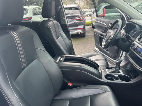 Used 2017 Toyota Highlander SE image 14