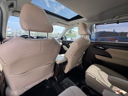 Used 2020 Toyota Highlander XLE image 30