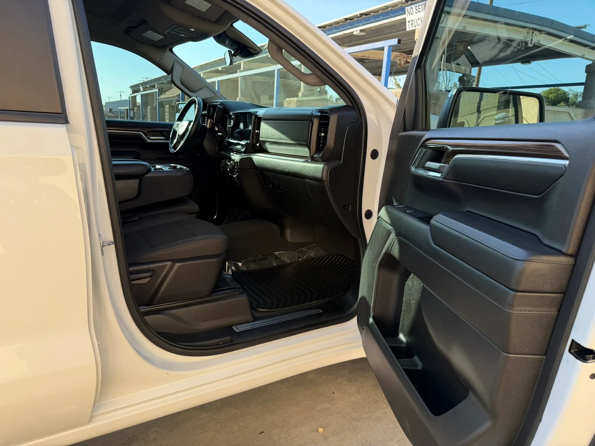 Used 2023 Chevrolet Silverado 1500 LT AWD/4WD image 4