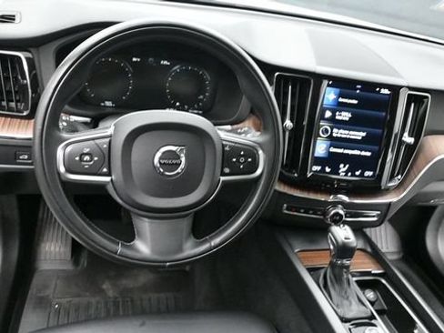 Used 2021 Volvo XC60 T6 Momentum AWD/4WD image 30