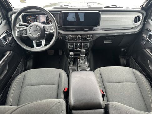 Used 2025 Jeep Wrangler Unlimited Sahara AWD/4WD image 22