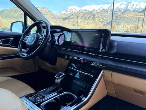 Used 2022 Kia Carnival EX image 13