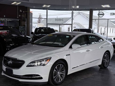 Used 2017 Buick LaCrosse Essence image 2