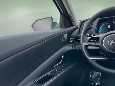 Used 2025 Hyundai Elantra Blue image 17