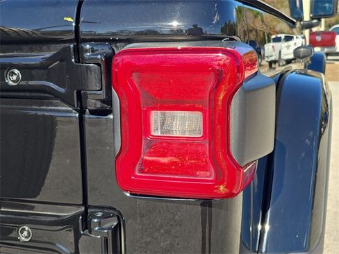 Used 2025 Jeep Wrangler Sahara image 8