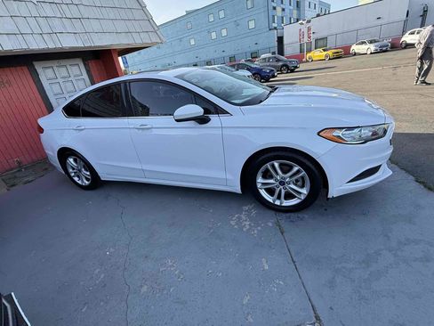 Used 2018 Ford Fusion SE w/ Fusion SE Technology Package FWD image 13