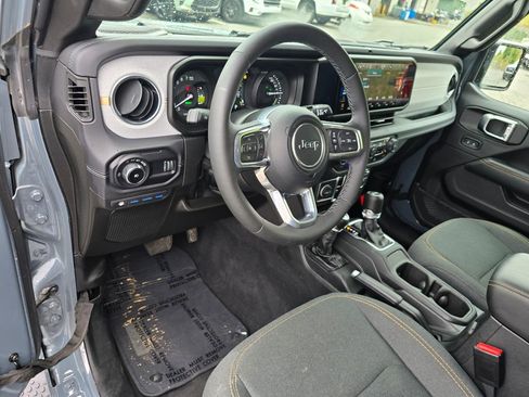 Used 2025 Jeep Wrangler Unlimited Sahara AWD/4WD image 25