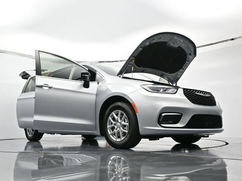 New 2026 Chrysler Pacifica Select image 31