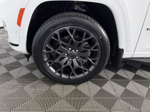 Used 2023 Jeep Grand Cherokee L Summit AWD/4WD image 12
