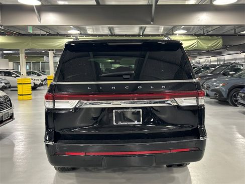 Used 2022 Lincoln Navigator Reserve image 3