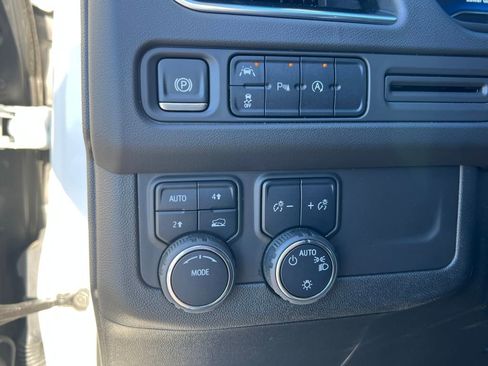 Used 2024 Chevrolet Suburban LT image 23