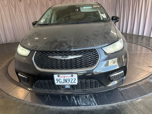 Used 2023 Chrysler Pacifica Touring-L FWD image 2