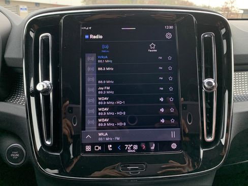 Used 2025 Volvo XC40 B5 Plus image 23