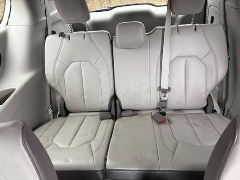 Used 2017 Chrysler Pacifica Touring-L FWD image 11