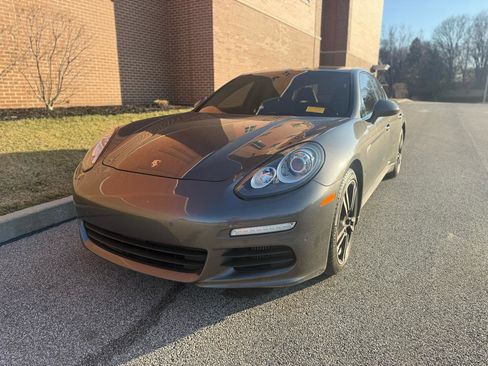 Used 2016 Porsche Panamera S image 3