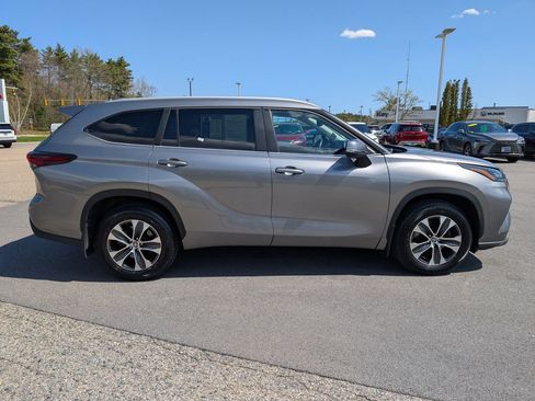 Used 2025 Toyota Highlander XLE AWD/4WD image 7