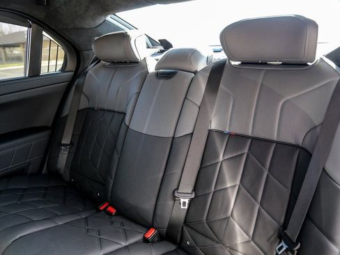 Used 2025 BMW 760i xDrive w/ Executive Package image 27