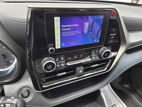 Used 2025 Toyota Highlander LE FWD image 8