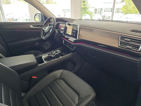 Used 2025 Volkswagen Atlas SEL AWD/4WD image 45