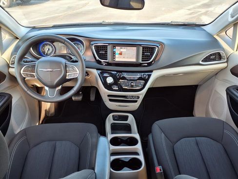 Used 2023 Chrysler Voyager LX image 27