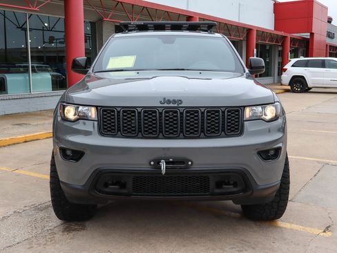 Used 2020 Jeep Grand Cherokee Laredo image 3