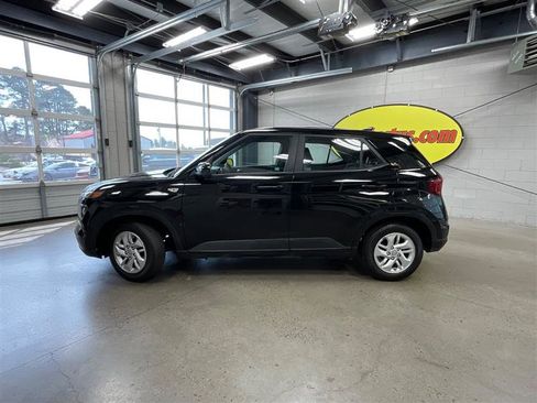 Used 2021 Hyundai Venue SE image 2