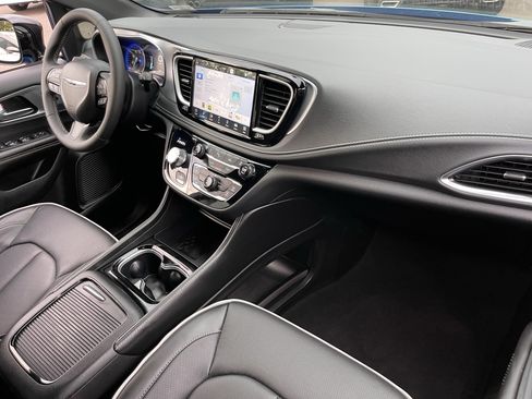 Certified 2026 Chrysler Pacifica Limited w/ S Appearance Package FWD image 12