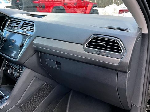 Used 2021 Volkswagen Tiguan SE w/ Panoramic Sunroof Package image 17