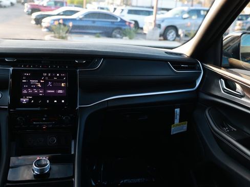 New 2025 Jeep Grand Cherokee L Altitude image 23