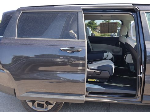 Used 2025 Kia Carnival EX FWD image 14