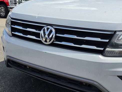 Used 2018 Volkswagen Tiguan SE w/ Panoramic Sunroof Package image 18
