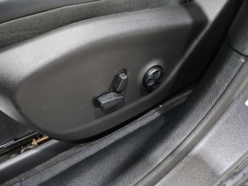 Used 2019 Jeep Cherokee Limited image 11