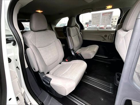 Used 2024 Toyota Sienna LE image 25