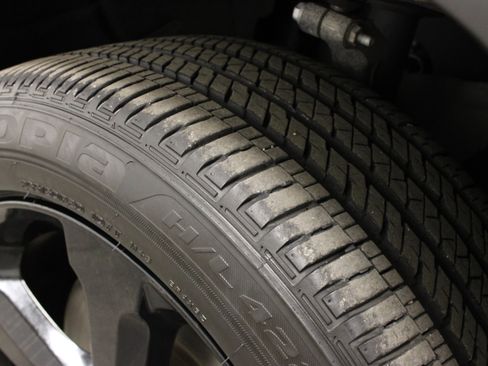 Used 2023 Jeep Grand Cherokee L Laredo RWD image 11