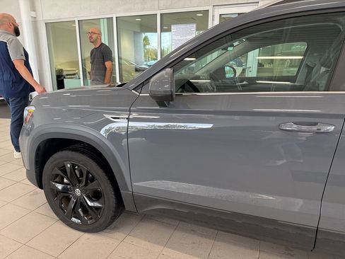 Used 2023 Volkswagen Taos SE w/ Black Wheel Package image 4