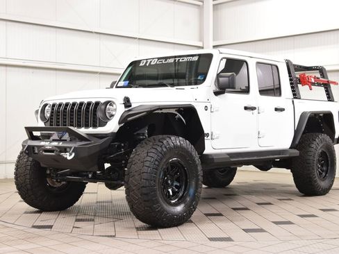 Used 2024 Jeep Gladiator Sport AWD/4WD image 3