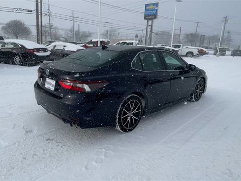 Used 2021 Toyota Camry SE w/ Cold Weather Package image 8