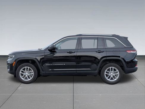 Used 2023 Jeep Grand Cherokee Laredo AWD/4WD image 3