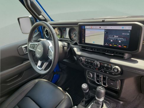 Used 2025 Jeep Wrangler Unlimited Sahara AWD/4WD image 18