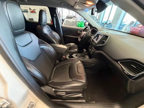 Used 2019 Jeep Cherokee Latitude Plus FWD image 31