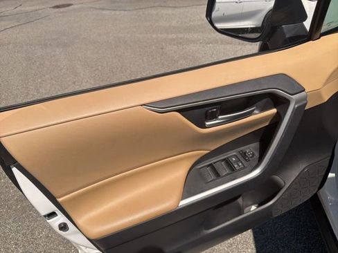 Used 2025 Toyota RAV4 XLE AWD/4WD image 46