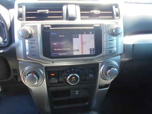 Used 2018 Toyota 4Runner SR5 AWD/4WD image 9